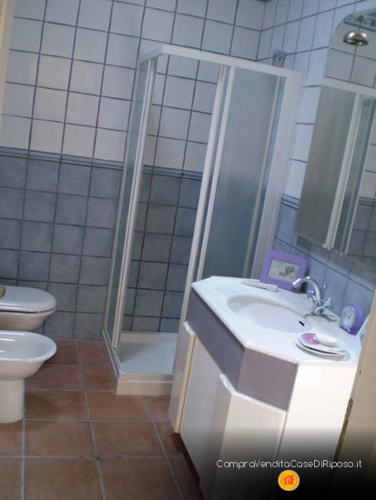 immobile destinazione casa famiglia - bagno